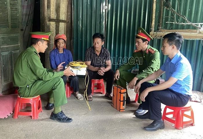  Công an huyện Si Ma Cai phối hợp với Phòng Nông nghiệp và Phát triển nông thôn huyện tuyên truyền tới các hộ dân về tác hại của việc kích giun đất. 
