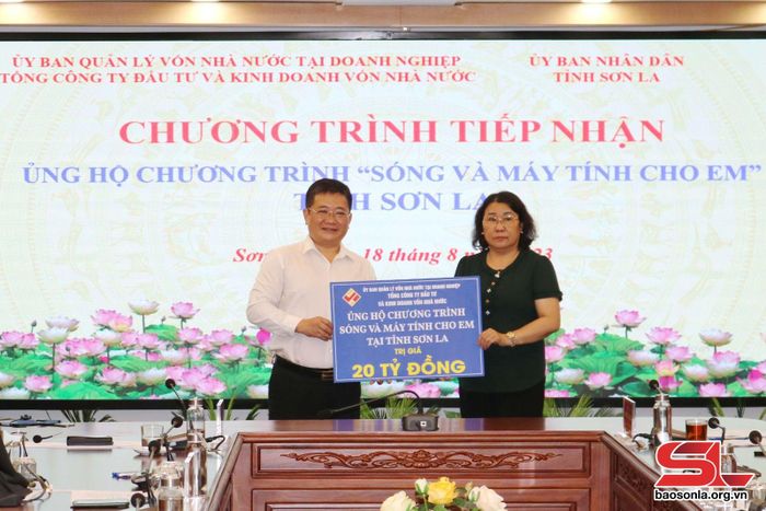 Đồng chí Tráng Thị Xuân, Phó Chủ tịch Thường trực UBND tỉnh tiếp nhận ủng hộ của Tổng Công ty Đầu tư và Kinh doanh vốn Nhà nước cho chương trình "Sóng và máy tính cho em"