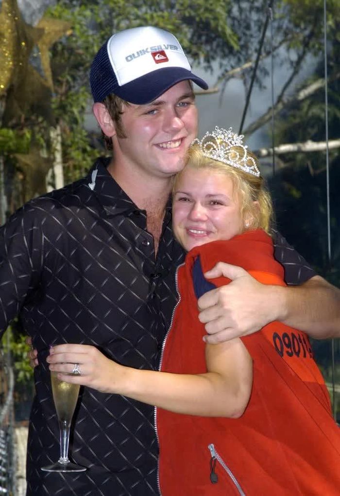 Brian McFadden và vợ Kerry McFadden - cựu thành viên ban nhạc Atomic Kitten - ăn mừng sau khi cô đăng quang ngôi vị quán quân trong chương trình "I'm A Celebrity … Get Me Out Of Here!" tại Australia năm 2004. Ảnh: AP