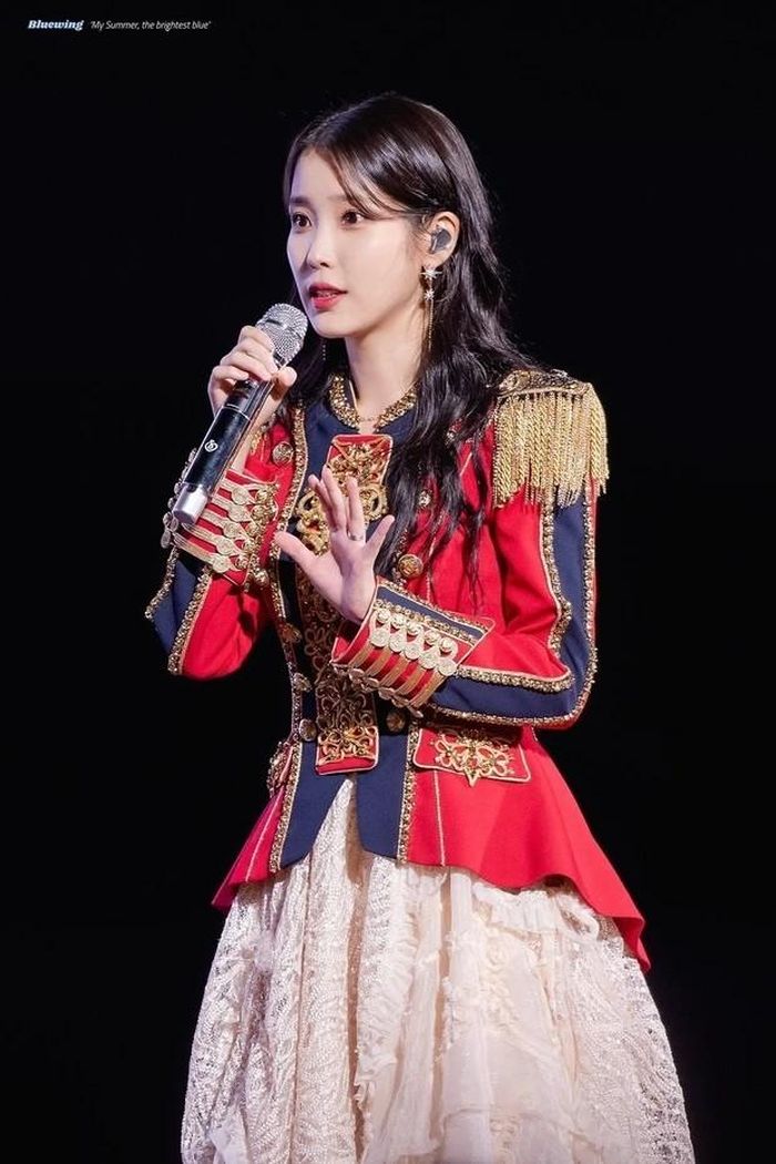 IU hội tụ đủ những “tố chất” mà công chúng Hàn mong đợi ở một ca sĩ.