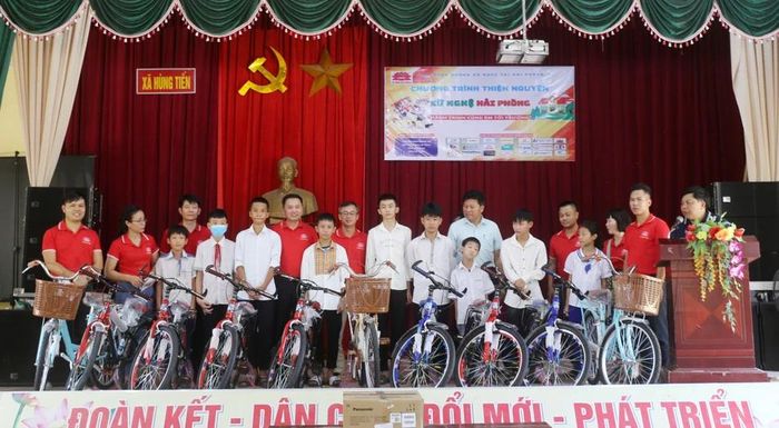  Hội đồng hương xứ Nghệ tại Hải Phòng trao tặng xe đạp cho các em học sinh tại xã Hùng Tiến, huyện Nam Đàn. Ảnh: Mạnh Thường 