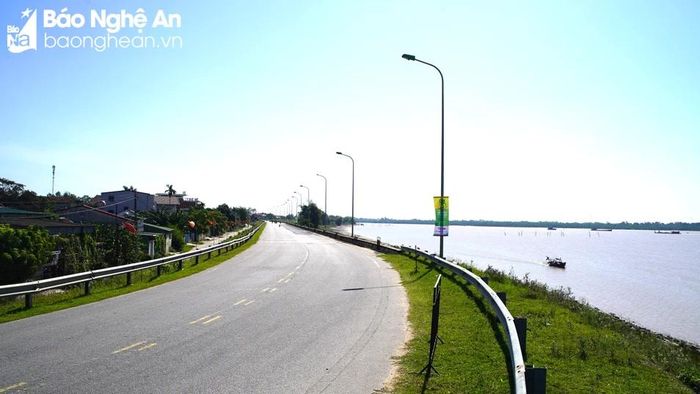 Đường ven sông Lam (Quốc lộ 46C) đoạn từ ngã ba giao nhau với đường Nguyễn Viết Xuân đến vị trí giao nhau với đường Bình Minh, thị xã Cửa Lò sẽ bị cấm đường để phục vụ Giải Marathon "Về miền ví, giặm" năm 2023. Ảnh: Minh Quân 