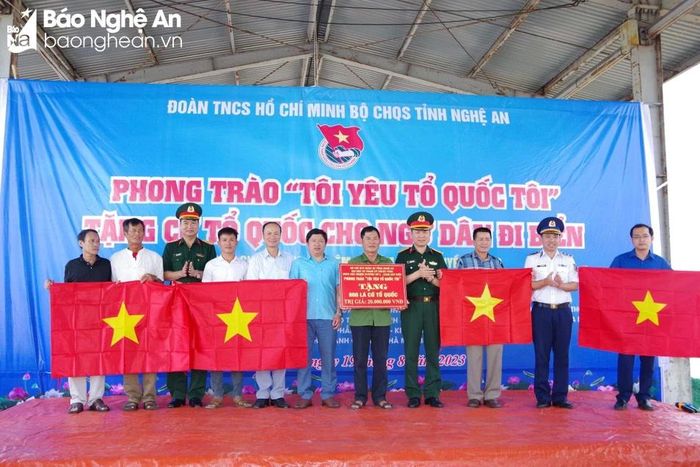  800 lá cờ được trao tặng cho các ngư dân thị xã Cửa Lò. Ảnh: Châu Khang 