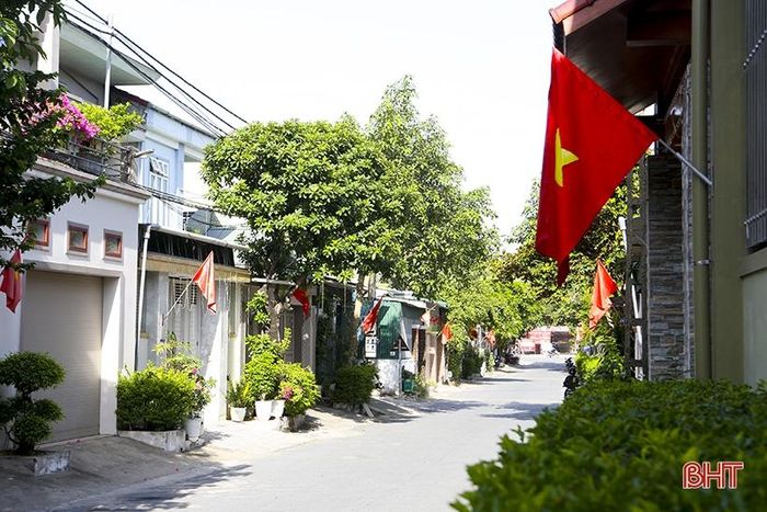 Một góc thị trấn Nghèn (Can Lộc) trước nền Huyện đường xưa.