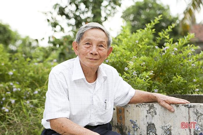 Ông Mai Trọng Thơi (92 tuổi, ở xã Tân Lộc, Lộc Hà) - nguyên Đội trưởng Đội thiếu niên cứu quốc làng Đỉnh Lự năm 1945.