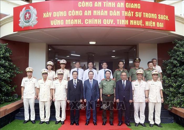 Chủ tịch nước Võ Văn Thưởng và đại biểu chụp ảnh chung với lãnh đạo Công an tỉnh An Giang. Ảnh: Thống Nhất/TTXVN