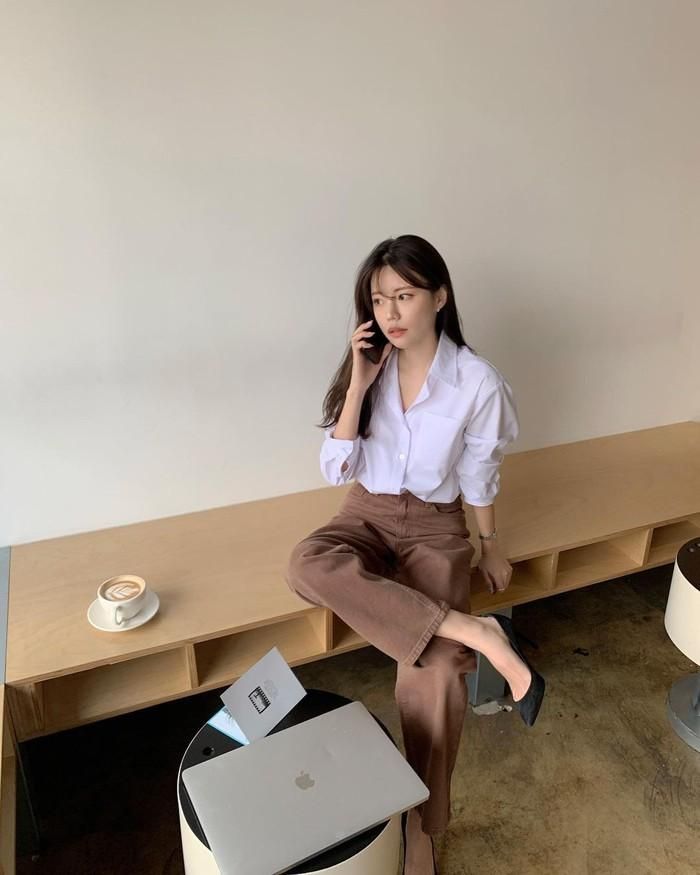 Áo sơ mi + quần jeans chưa bao giờ là công thức lỗi mốt. Tuy nhiên, nàng hãy biến tấu outfit của mình bằng cách lựa chọn các tông màu sáng hoặc mới mẻ hơn như: nâu, be, ghi, hồng,...