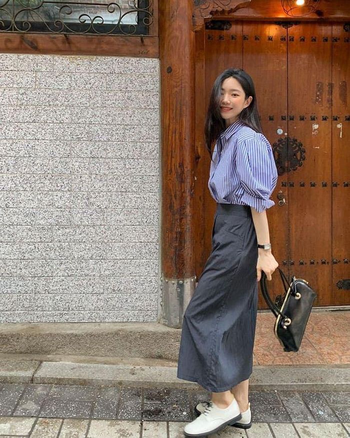 Nàng công sở nghiêm túc có thể phối áo sơ mi kẻ cùng mẫu chân váy bút chì dáng suông. Combo này sẽ mang đến cho bạn diện mạo lịch sự, chỉn chu, rất hợp để diện vào những ngày có sự kiện hoặc cuộc họp quan trọng.