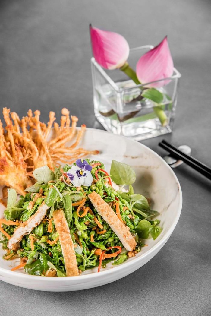 Gỏi bông thiên lý, rau càng cua, cà rốt, nấm kim châm, đậu hủ chiên, đậu phộng.