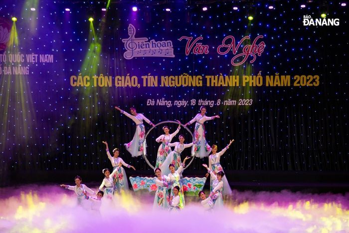 Tiết mục sen nở giữa dòng của Giáo hội Phật giáo Việt Nam thành phố. Ảnh: N.QUANG