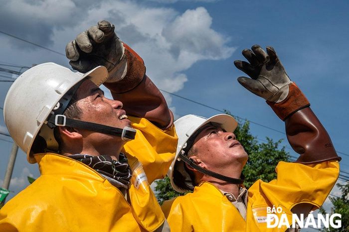 Nhiều khó khăn, vất vả, có cả thiệt thòi, hy sinh cho công việc nhưng với những người thợ điện, việc bảo đảm cấp điện thông suốt, liên tục là niềm vui của họ. Ảnh: NGUYỄN CÔNG HƯNG