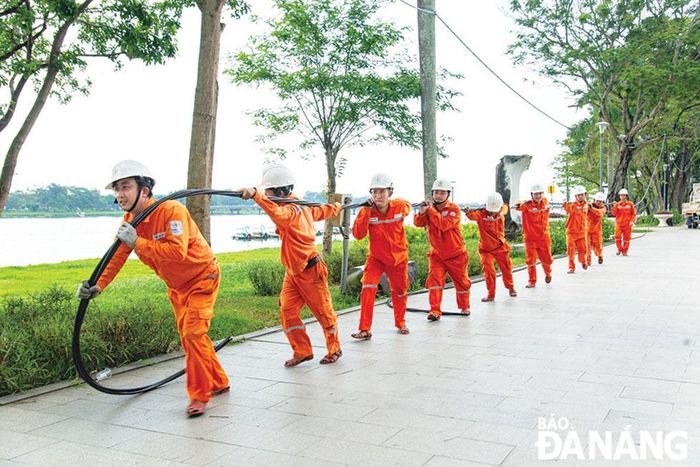 Những người thợ điện kéo dây để phục vụ các sự kiện, lễ hội. Ảnh: DIỆU HUYỀN