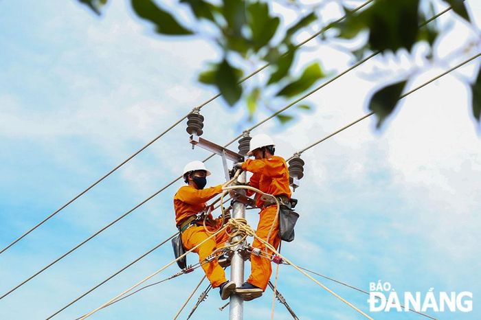 Những người thợ điện đang cần mẫn với công việc của mình giữa cái nóng như thiêu đốt, bất chấp thời tiết khắc nghiệt để bảo đảm nguồn điện cung cấp cho người dân. Ảnh: LÊ PHƯƠNG NAM