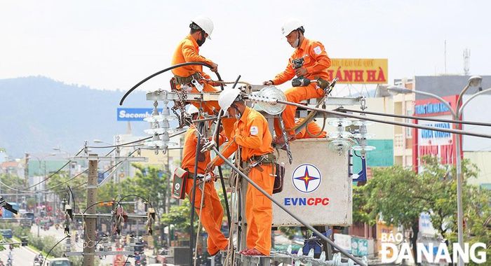 Công nhân điện treo mình dưới cái nóng gay gắt của những ngày hè. Ảnh: LÊ PHƯƠNG NAM
