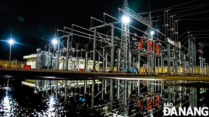 Người thợ điện làm việc bất kể ngày hay đêm. Ảnh: BẢO NGỌC