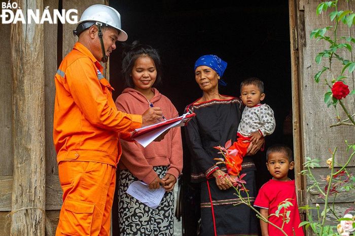 Hướng dẫn bà con sử dụng điện tiết kiệm một cách an toàn và hiệu quả. Ảnh: NGUYỄN BÁ HẢO