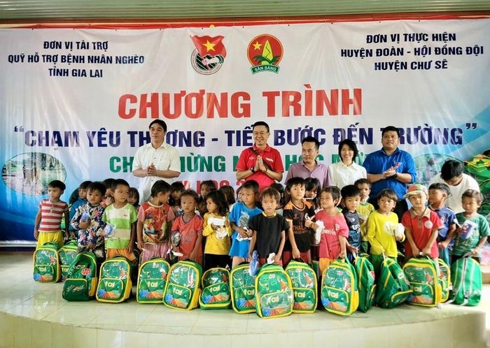 Đại diện ban tổ chức trao quà cho các em học sinh. Ảnh: Như Nguyện