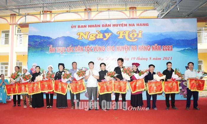 Ban tổ chức trao giải cho các đội thi.