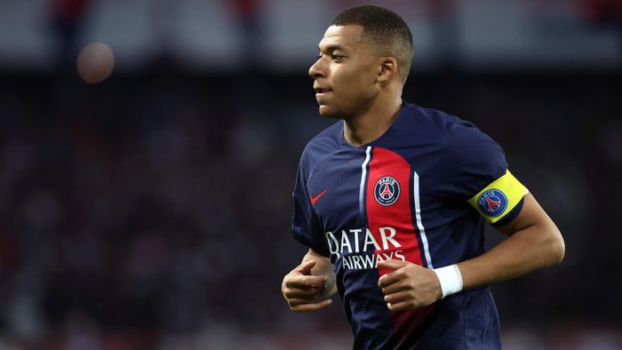 2. Kylian Mbappe, 163 triệu bảng, Monaco sang PSG năm 2018. Ngay sau “bom tấn” Neymar, PSG tiếp tục chứng minh tiềm lực tài chính hùng mạnh bằng việc chiêu mộ Mbappe từ Monaco. Dù vậy, tương lai của tiền đạo người Pháp ở sân Công viên các hoàng tử luôn bấp bênh.