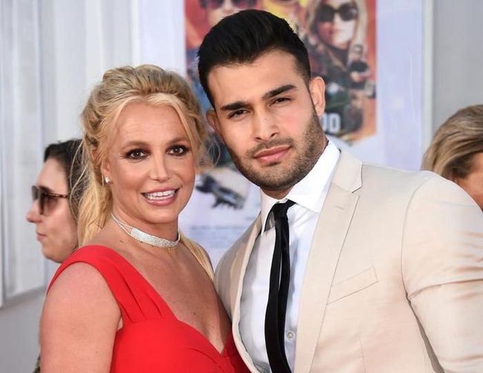 Britney Spears và Sam Asghari (sinh năm 1994)