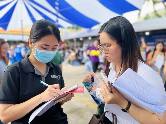 Sinh viên tìm việc tại ngày hội việc làm ở TPHCM (Ảnh: H.N).