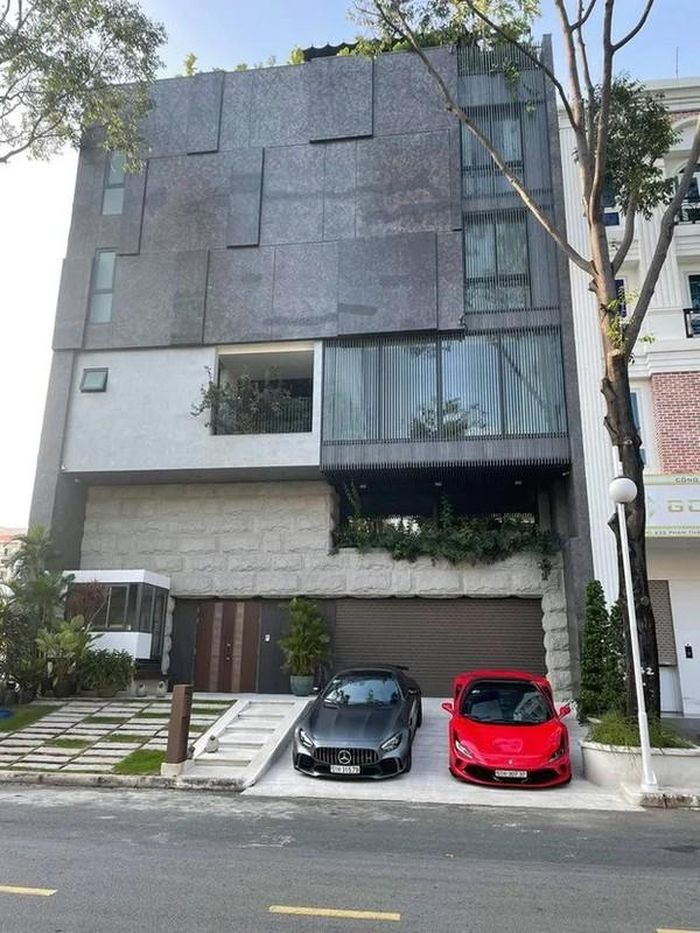 Trước đó, vào năm 2020, Cường Đô La xây tặng bà xã căn biệt thự hoành tráng tại TP HCM. Đây cũng là tổ ấm sinh hoạt chính của hai vợ chồng và các con.