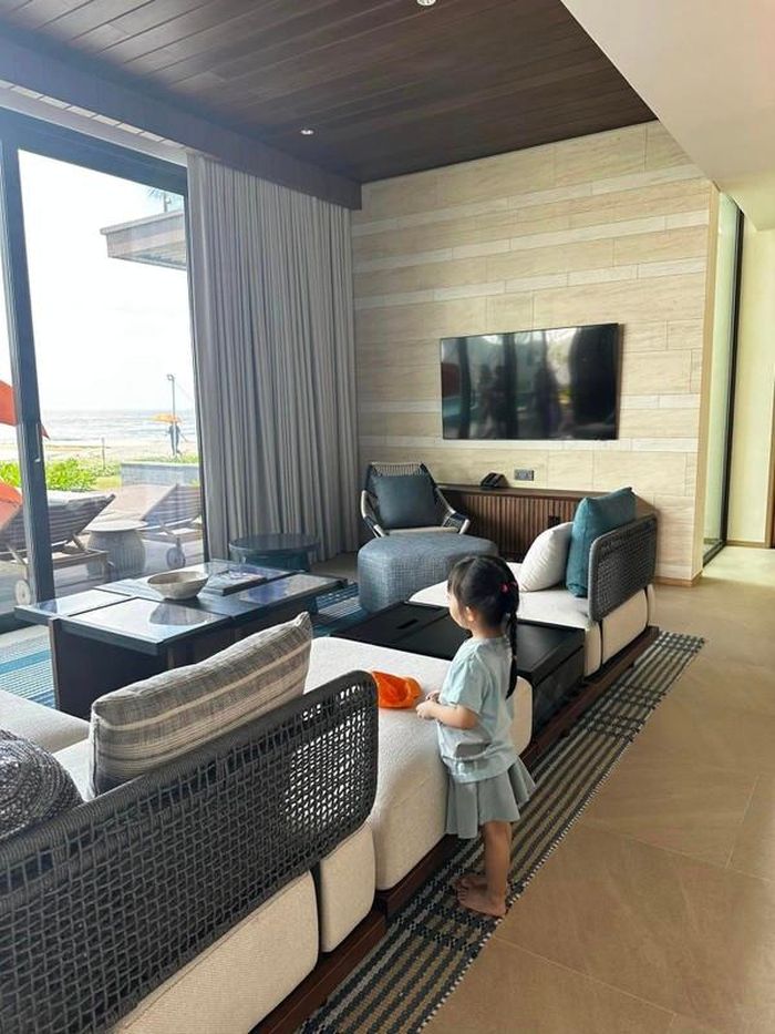  Biệt thự mới của Cường Đô La thiết kế sang trọng, thoáng mát với cửa kính rộng có thể ngắm nhìn toàn bộ cảnh biển.