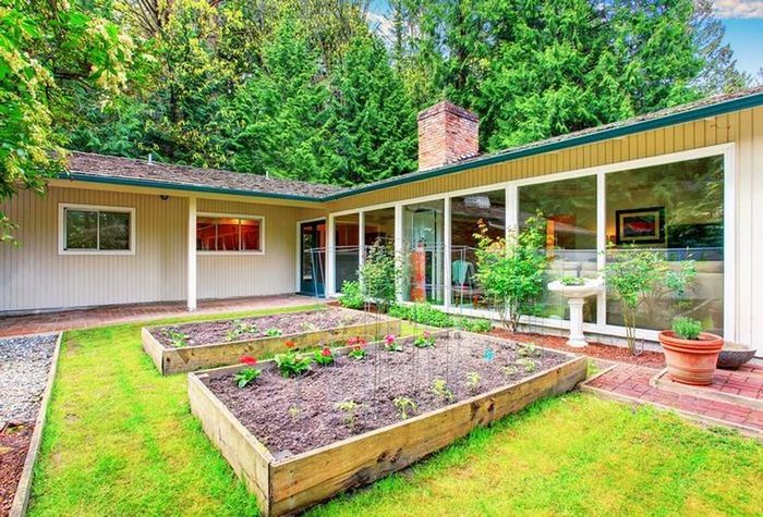 Vườn rau 20m2 trước nhà của đôi vợ chồng trẻ làm tăng sức hút cho căn nhà.