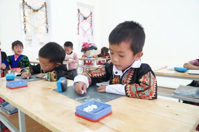 Học sinh dân tộc Mông tại Nghệ An.