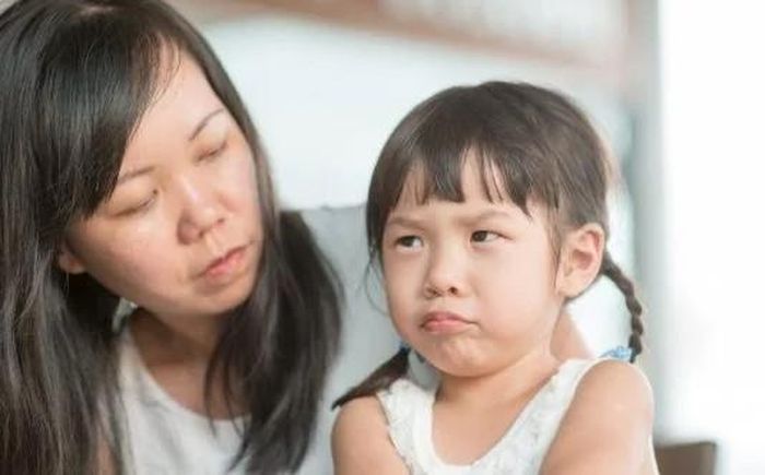 Khi trong nhà có trẻ nhỏ, cha mẹ cần hết sức chú ý đến cách mình cư xử trước mặt con cái. (Ảnh: ITN).