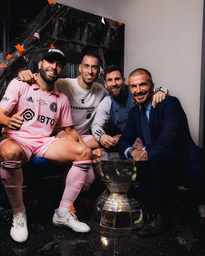 Ba huyền thoại Barca mang danh hiệu đầu tiên về cho David Beckham... huyền thoại Real Madrid!