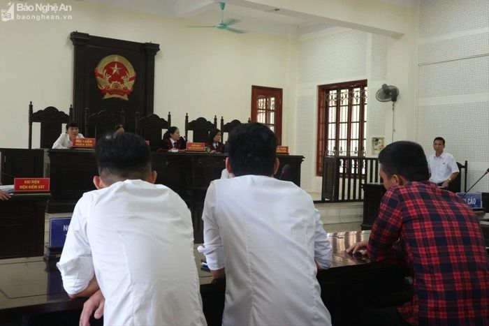  Các bị hại đã tham dự phiên tòa. Ảnh: Trần Vũ 
