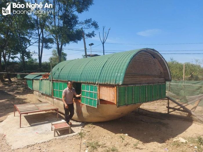  Chiếc thuyền cũ được gia cố để làm nhà tạm trên bờ. Ảnh: Tiến Hùng 