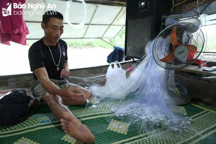  Anh Hiệp tự hào vì là gia đình hiếm hoi cho con học tới lớp 11. Ảnh: Tiến Hùng 
