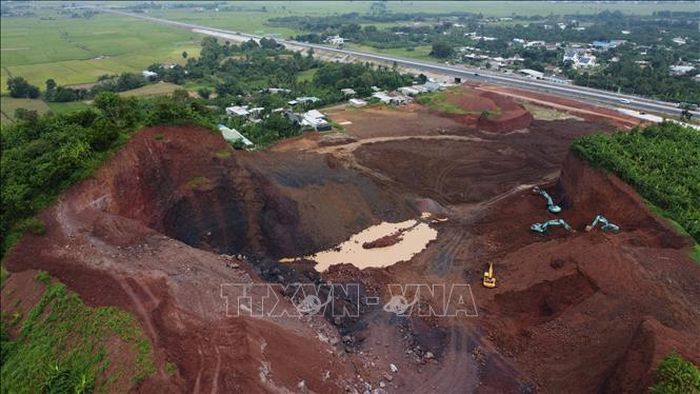 Một số vị trí đã được tạo lại mái dốc chống sạt lở.