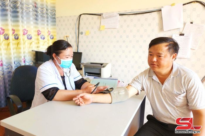 Cán bộ Trạm Y tế xã Pá Lông khám bệnh cho nhân dân.