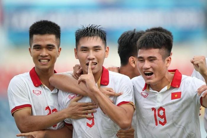 Xuân Tiến vừa kiến tạo vừa ghi bàn vào lưới U23 Lào. Ảnh: Song Ngọc