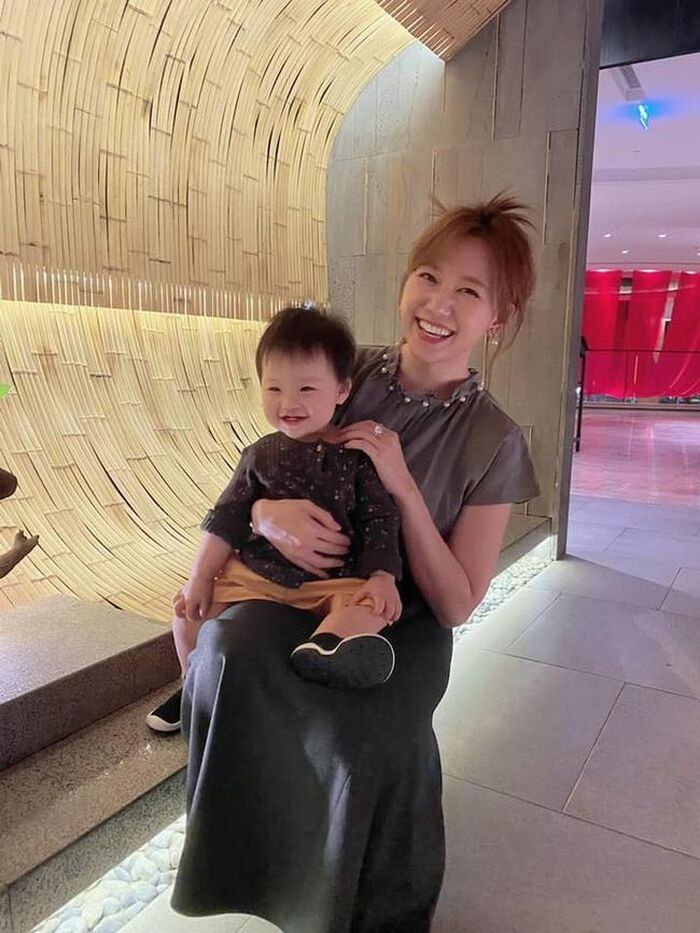 Hari Won nhiều lần bế em bé, các cháu trên tay