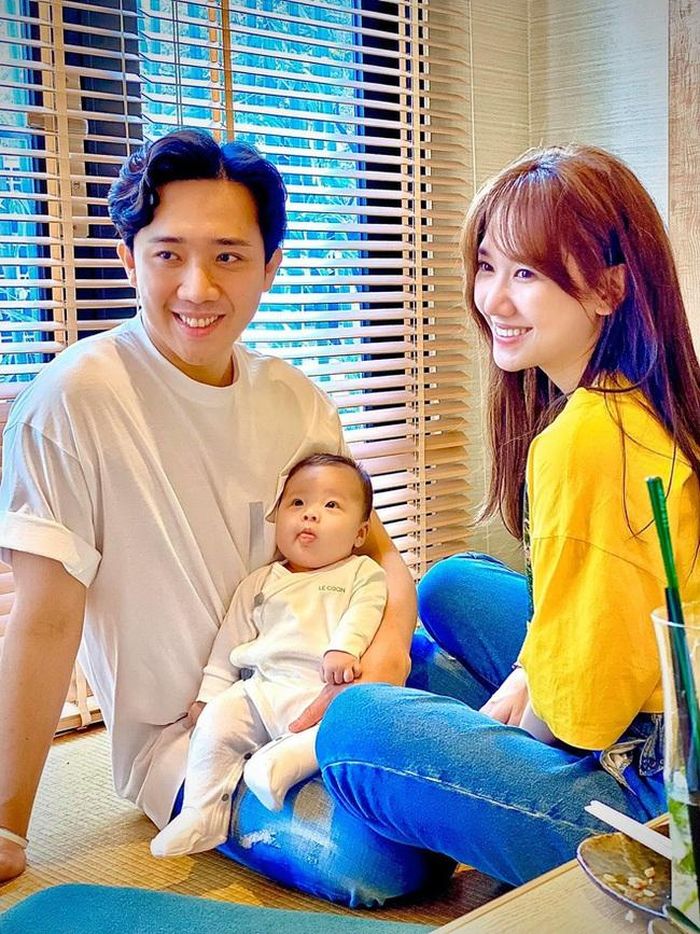 Cặp đôi bế cháu trai của nam MC