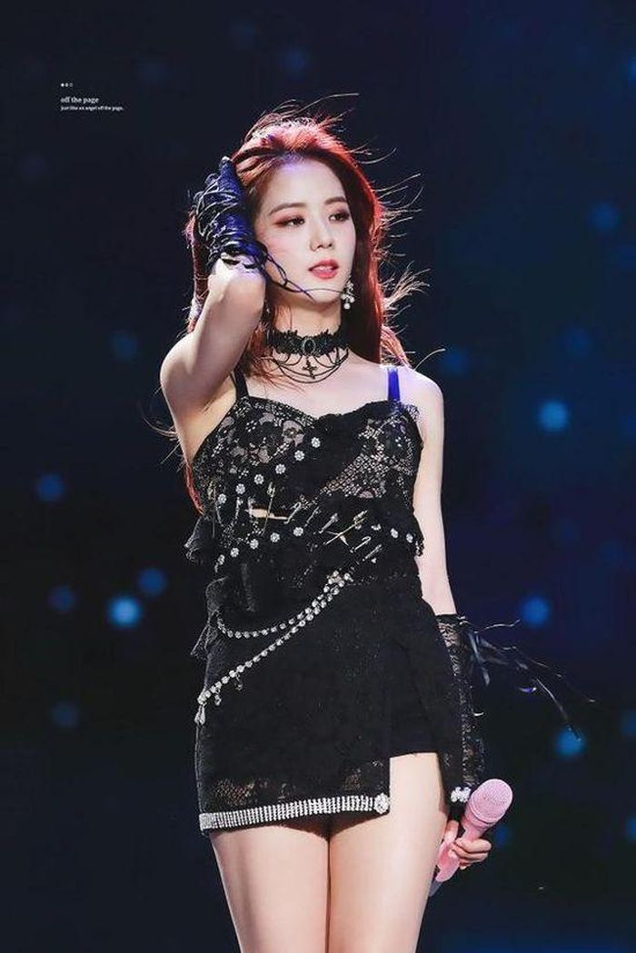 Thành viên Jisoo cũng nhiều lần diện trang phục gợi cảm lên sân khấu. Cô khéo léo chọn chân váy tôn dáng để không quá gây phản cảm cho người hâm mộ.