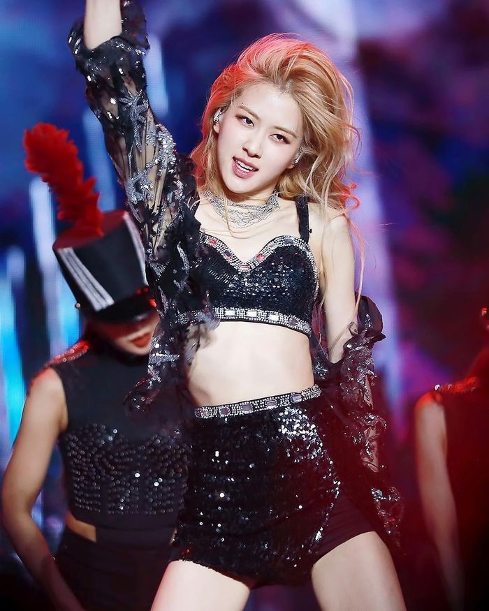 Trang phục biểu diễn của Rosé phần lớn là crop top, quần cạp cao thể hiện sự quyến rũ. Cô là thành viên có vóc dáng thon, cao ráo không kém cạnh Lisa. Quần siêu ngắn giúp nữ ca sĩ tôn dáng, dễ dàng biểu diễn.