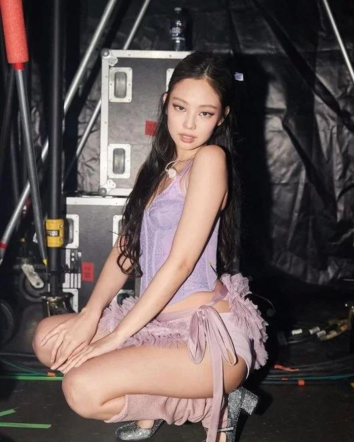 Bộ váy ngắn thể hiện sự gợi cảm của Jennie. Cô không ngại diện váy siêu ngắn bước lên sân khấu trình diễn.