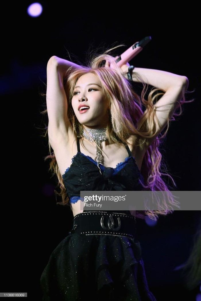 Người hâm mộ cho rằng trang phục siêu ngắn của các thành viên BlackPink giúp nhóm dễ dàng thực hiện vũ đạo, không đến mức phản cảm khó chấp nhận.