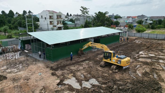 Theo chủ đầu tư, các nhà thầu đã hoàn thành xây dựng nhà điều hành, lắp dựng hàng rào công trường...