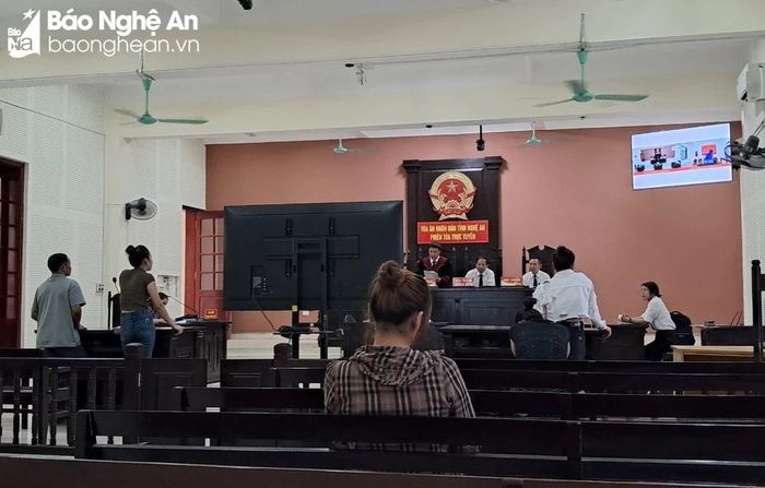  Các bị hại đến tham dự tòa yêu cầu bị cáo phải đền bù lại tiền. Ảnh: Trần Vũ 