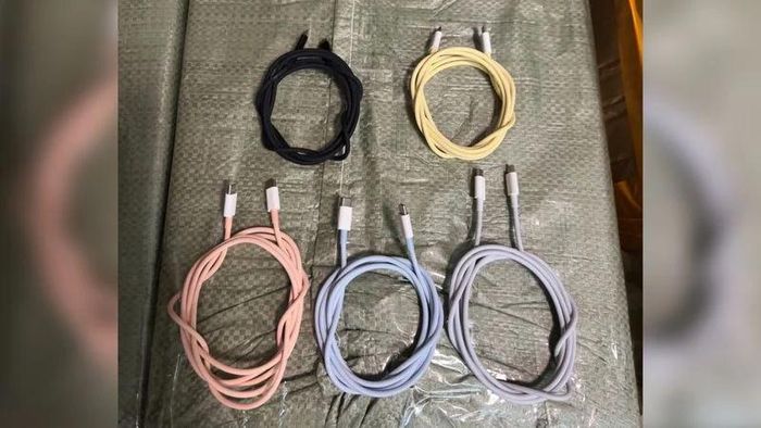 Các sợi cáp được cho là tương ứng với các màu iPhone 15. Ảnh: Majin Bu