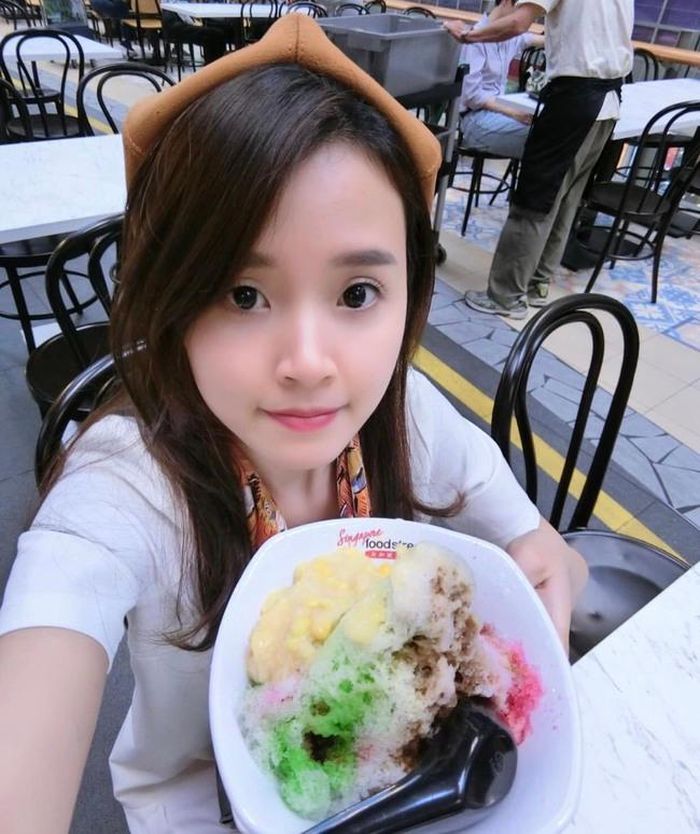 Midu chia sẻ dòng trạng thái mới nhân ngày lễ Thất tịch: "Thất tịch rồi đó. Mình không còn là cô gái thích ăn chè đậu đỏ, bỏ thế giới nhỏ chạy theo trai đâu. Giờ mình thích ăn chè đậu đen, cấm anh nào bon chen vào ăn ké".
