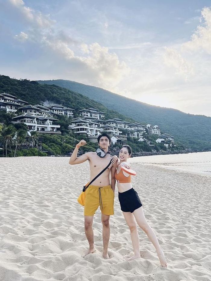 Vợ chồng Bình An - Phương Nga khoe ảnh tắm biển tại Đà Nẵng kèm lời nhắn "Gửi chút nắng về Hà Nội"