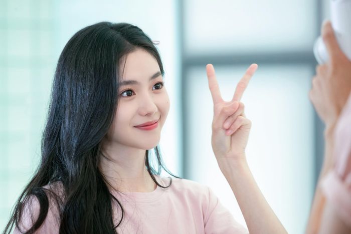 Hay như hồi tháng 5, trong một bài khảo sát: "Diễn viên mà khi vừa nghe tin người này đóng vai chính bạn sẽ không xem phim", Lưu Hạo Tồn bị bình chọn đứng thứ hai chỉ sau Vương Nhất Bác. Trong đó, Vương Nhất Bác là ngôi sao hot nhưng nổi danh diễn dở, còn Lưu Hạo Tồn bị ghét bởi scandal. Có thể nói, dù có ngoại hình đẹp nổi bật, tài năng không thua kém tiểu hoa đán nào, song Lưu Hạo Tồn đang là sao nữ 10X bị ghét nhất Trung Quốc.