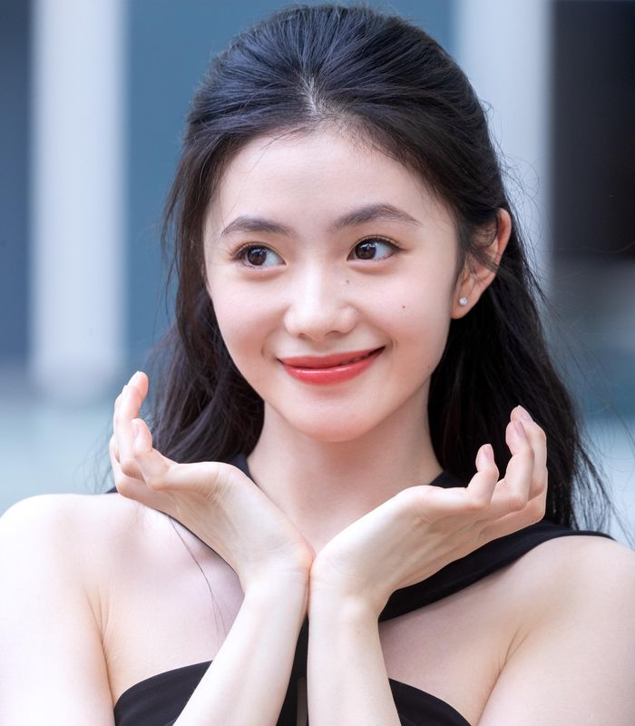 Bên cạnh đó, Lưu Hạo Tồn còn gây tranh cãi khi khẳng định bản thân đi lên bằng thực lực, không được ai "chống lưng", o bế. Khán giả cho rằng cô ngạo mạn và không có lòng biết ơn với đạo diễn đã phát hiện và lăng xê mình là Trương Nghệ Mưu. Lưu Hạo Tồn còn bị chê EQ thấp, trả lời phỏng vấn không rõ ràng lưu loát, nội dung thiếu chiều sâu.